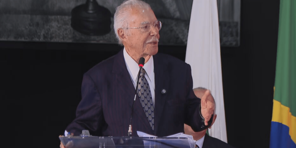 Preço da liberdade é a eterna vigilância, diz Sarney sobre redemocratização