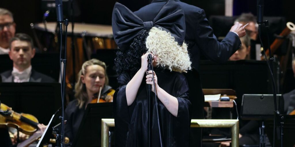 Sia pede divórcio após 2 anos de casamento com Daniel Bernard