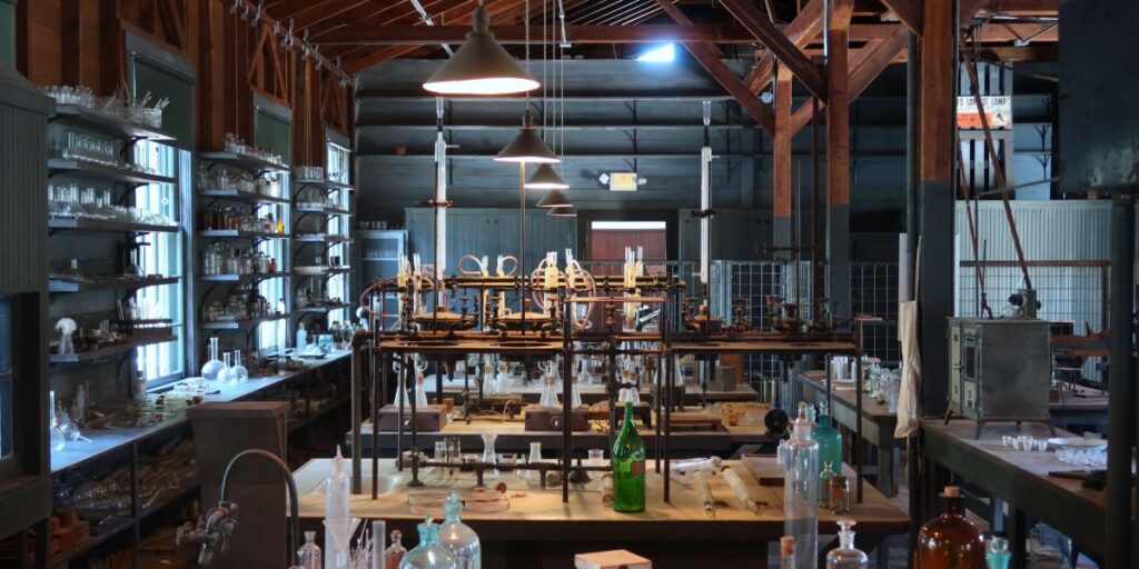 PMI industrial europeu sobe a 47,6 em fevereiro, maior patamar em 24 meses