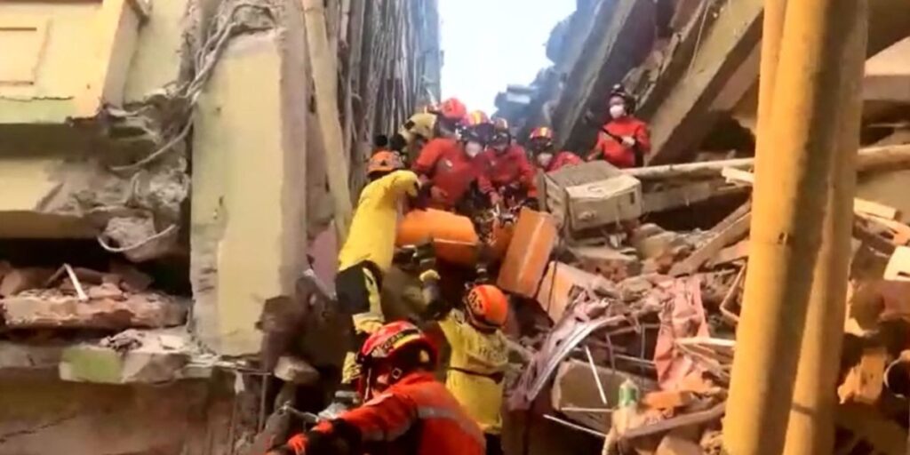 Socorristas salvam mulher presa por 65 horas em escombros após terremoto