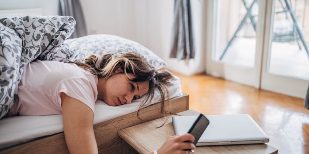 Acordado à noite e cansado pela manhã? Veja como regular seu sono