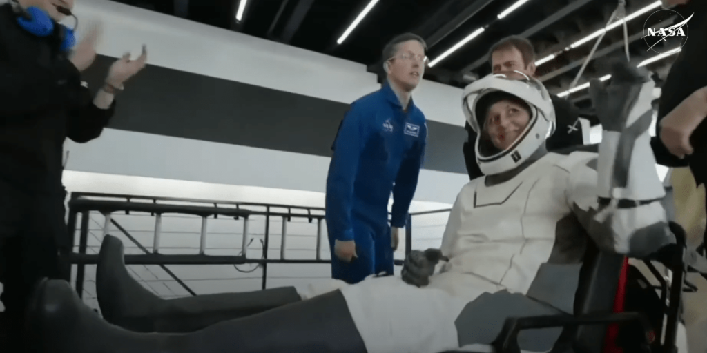 De volta à Terra, astronautas se despedem de rostos inchados e visão turva