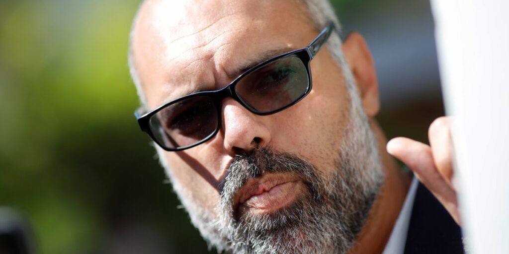 Moraes determina que X e Meta entreguem dados de contas de Allan dos Santos