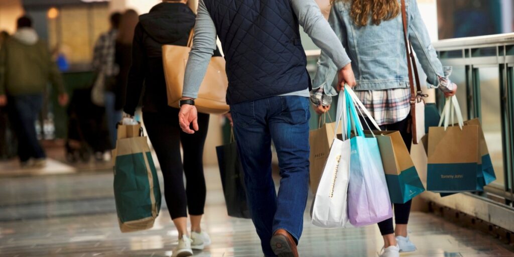 Renda pessoal nos EUA sobe 0,8% em fevereiro, acima do esperado
