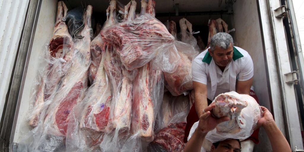 China suspende importação de carne bovina de três frigoríficos brasileiros