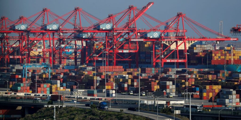 Canadá anuncia tarifas retaliatórias de 25% sobre produtos dos EUA