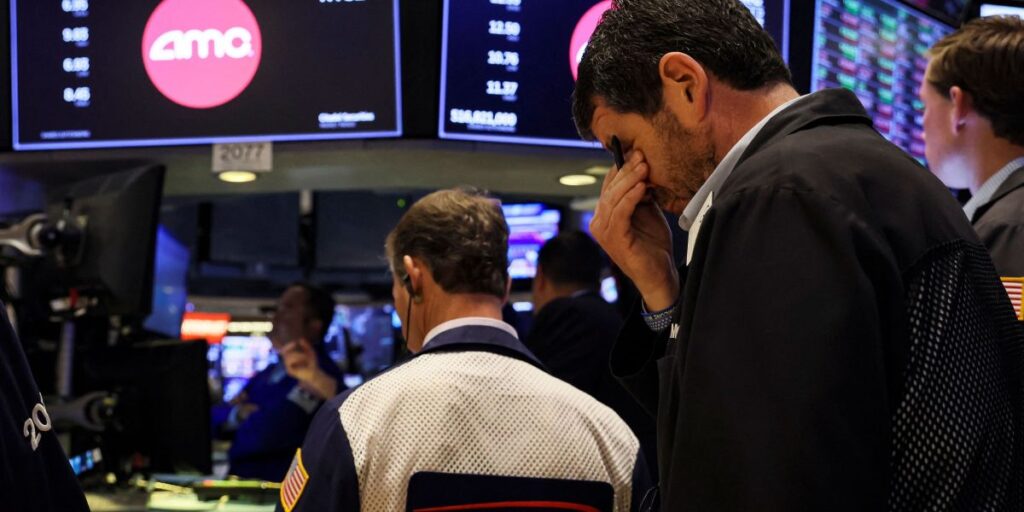 Wall Street cai de olho em tarifas e decisão de juros do Fed