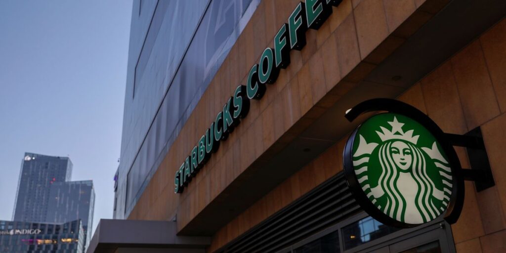 Starbucks vai pagar US$ 50 mi a entregador queimado por café quente nos EUA