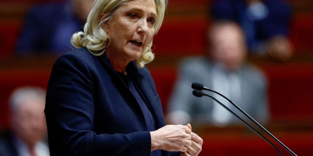 Apoiadores criticam decisão que proíbe Le Pen de concorrer à presidência