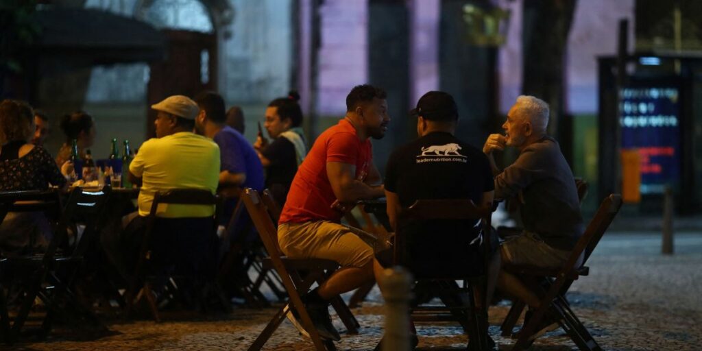 Atividade de serviços volta a crescer em fevereiro no Brasil, mostra PMI