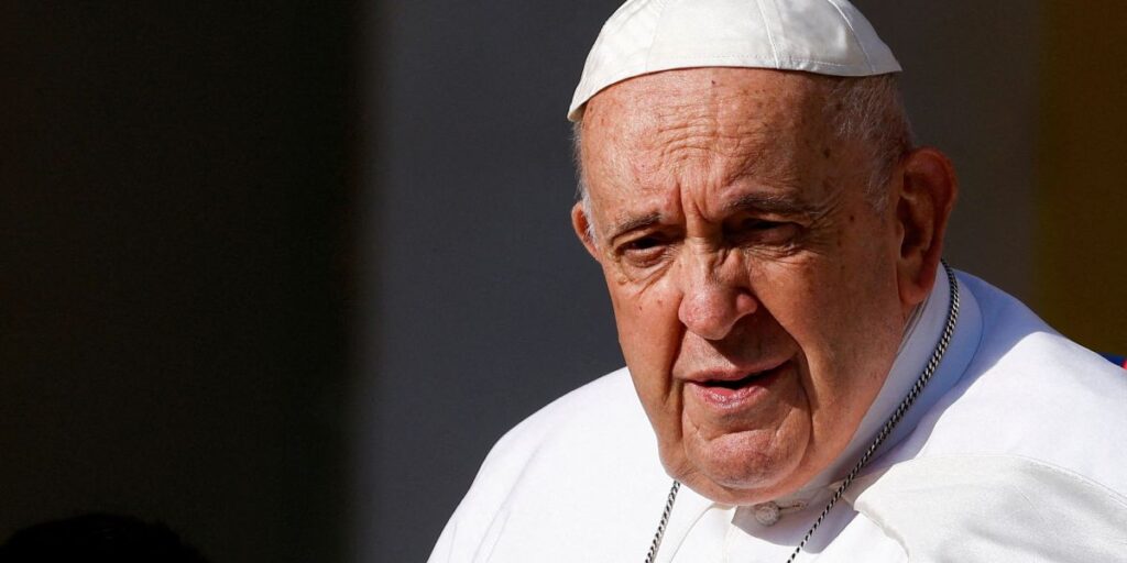 Papa Francisco está estável e reduzindo uso de ventilação, diz Vaticano