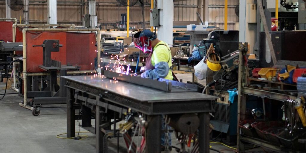Produção manufatureira dos EUA sobe mais do que o esperado em fevereiro