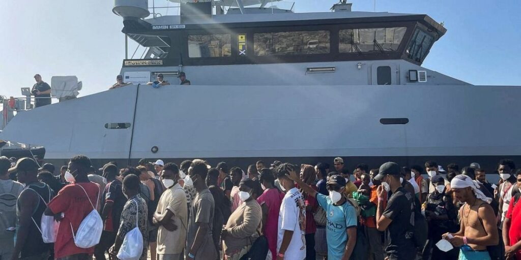 Seis imigrantes morreram e 40 desapareceram na costa italiana, diz agência