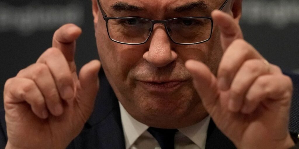 BC britânico alerta sobre cortes de juros com queda gradual da inflação