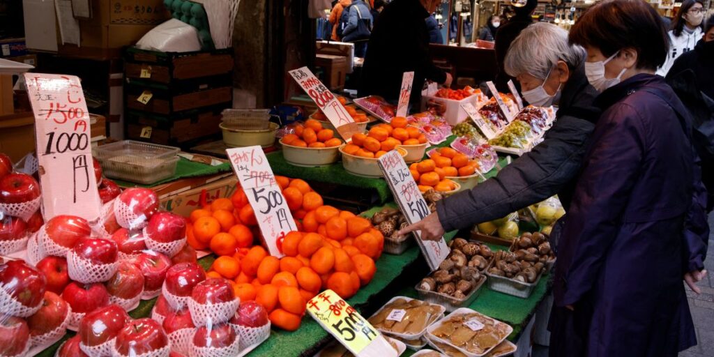 Japão diz que economia se recupera, mas aponta riscos com tarifas de Trump