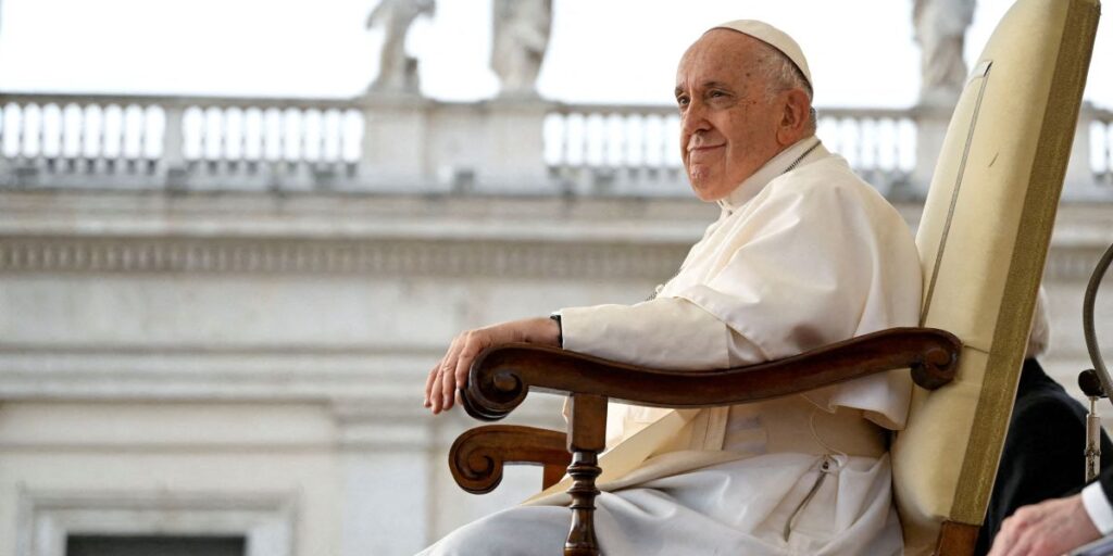 Papa Francisco está estável e fazendo fisioterapia, diz Vaticano