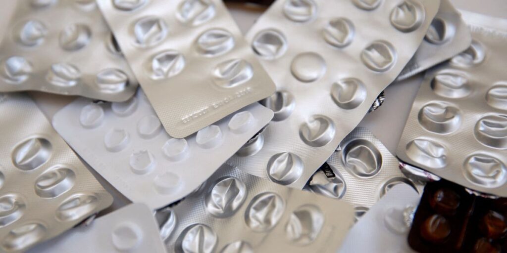 Prescrição de remédios por farmacêuticos: CFM diz que vai acionar Justiça