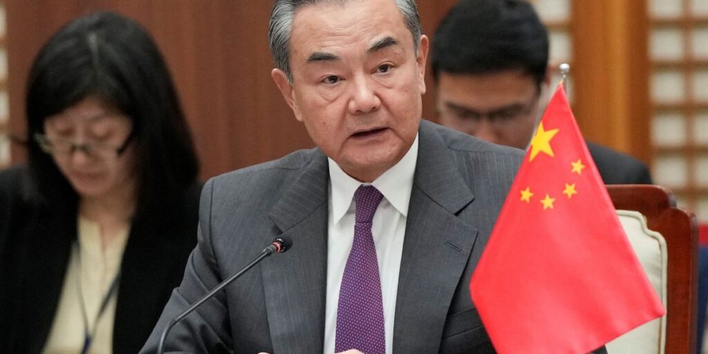 Aproximação entre Rússia e EUA "inspira otimismo", diz chanceler da China