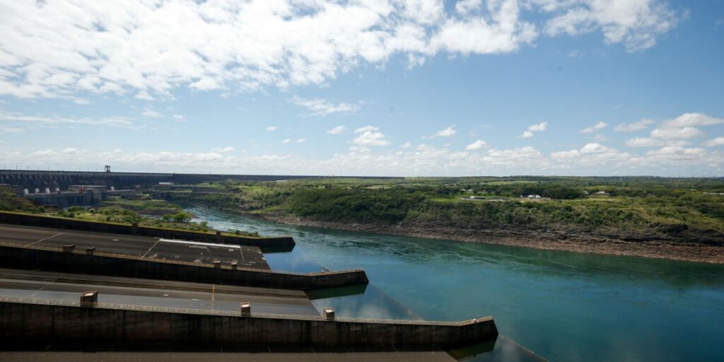 Lula assina decreto para impedir reajuste de 6% em tarifa da Itaipu