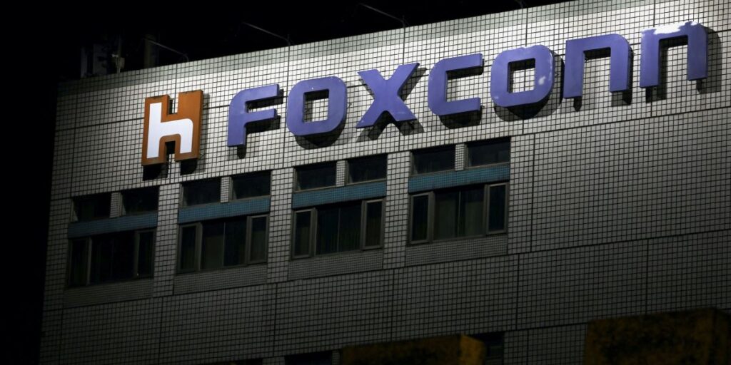 Foxconn prevê forte crescimento em 2025 com demanda por servidores de IA