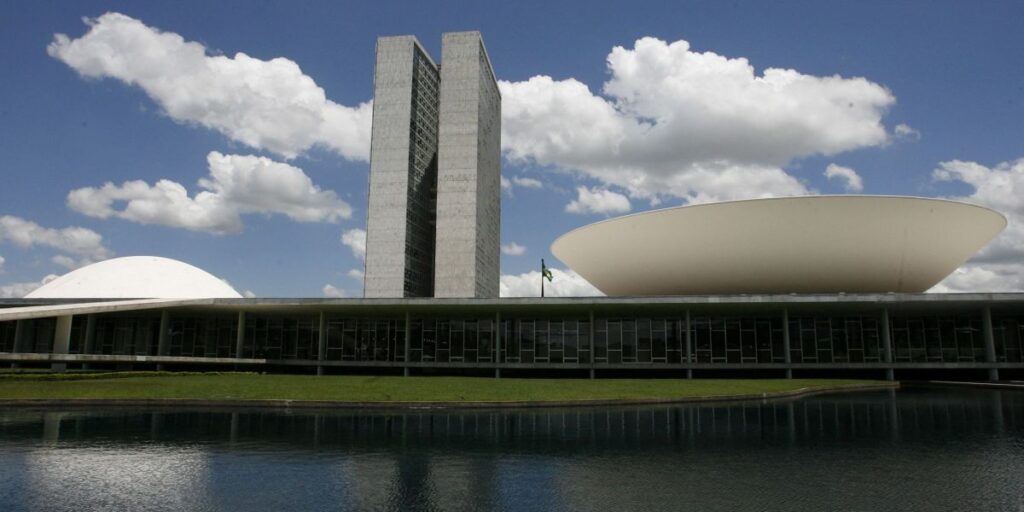 Comissão aprova Orçamento: corte no Bolsa Família e superávit de R$ 15 bi