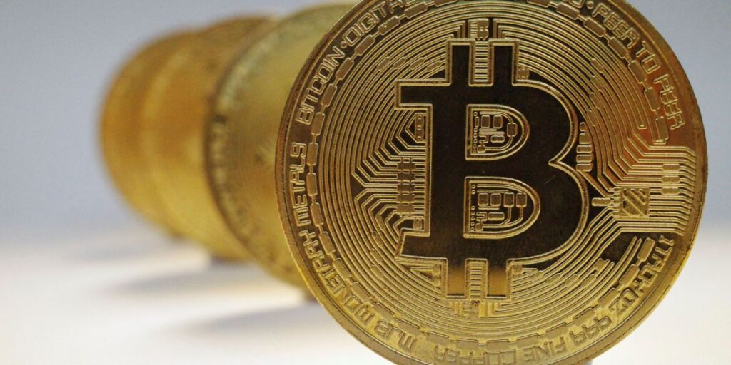 Bitcoin apaga perdas de mais cedo, mas atenção segue em guerra comercial