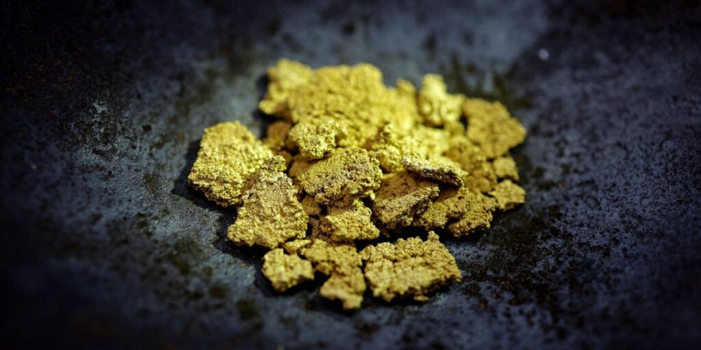 Ouro fecha em alta, com busca por segurança diante de temores econômicos
