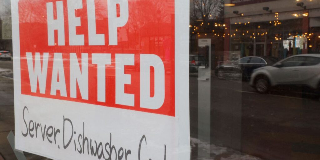 Pedidos semanais de auxílio-desemprego nos EUA têm leve alta