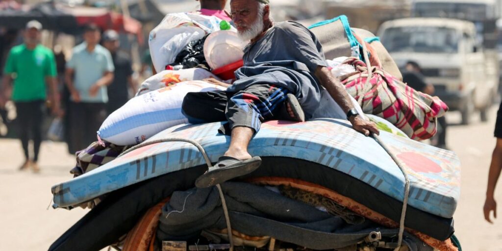 Palestinos fogem de Rafah após Israel emitir ordens de desocupação