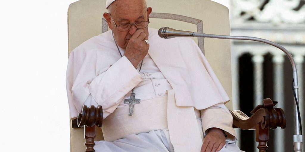 Papa Francisco deve continuar internado mesmo após melhora, diz Vaticano