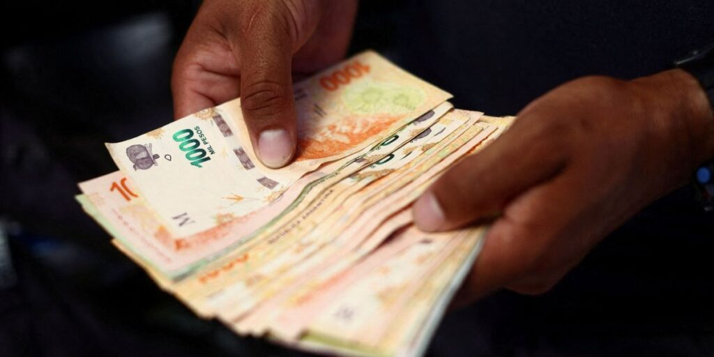 Pobreza cai quase 15 pontos na Argentina e atinge 38,1% em 2024