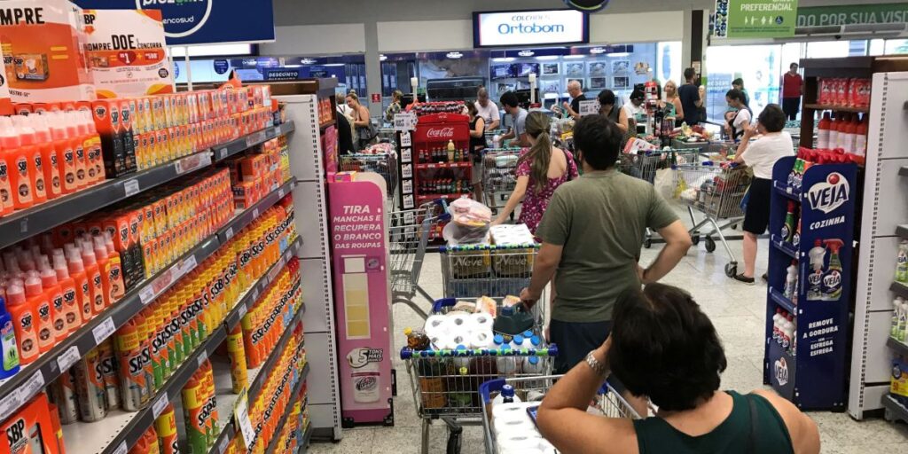 INPC de fevereiro sobe 1,48% e acumula 4,87% em 12 meses, afirma IBGE