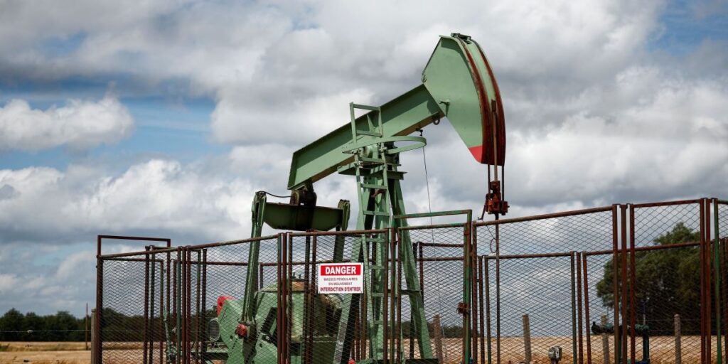 Petróleo marca 3ª semana de ganhos, apesar de queda com inflação dos EUA