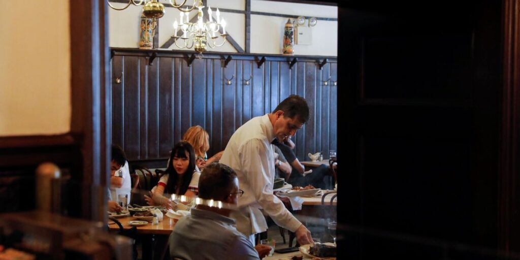 Setor de serviços dos EUA cresce em fevereiro; aumento dos preços acelera