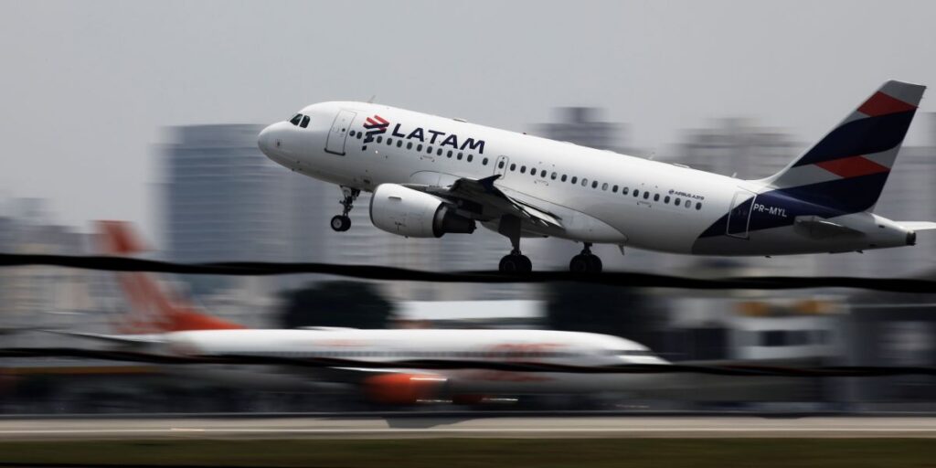 Latam faz operação para trazer e levar passageiros da Voepass até Noronha