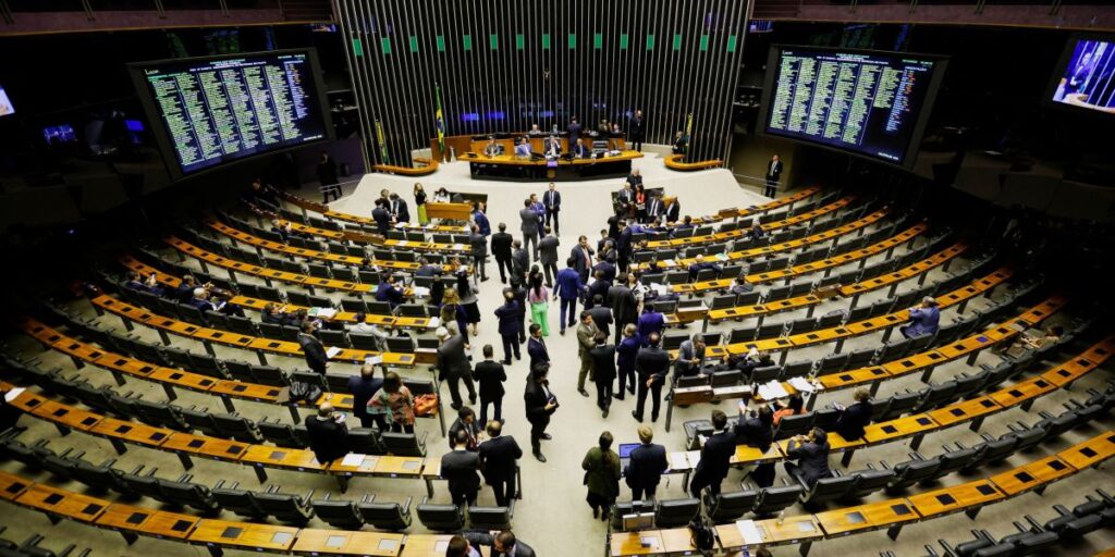 Câmara fecha acordo sobre comissões; CCJ ficará com o União Brasil