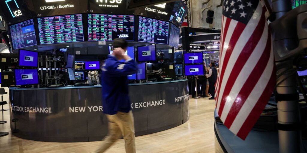 Bolsas de NY fecham em alta com dados e possível alívio de tarifas de Trump
