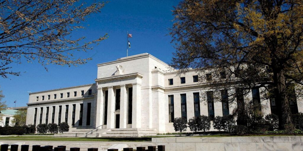 Maioria do Fed prevê mais dois cortes nos juros dos EUA neste ano