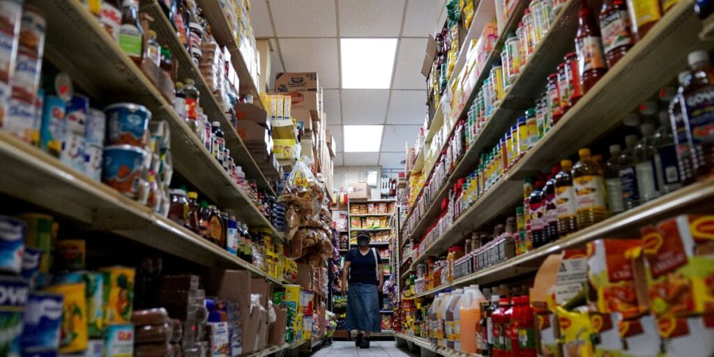 Confiança do consumidor nos EUA cai ao menor nível desde janeiro de 2021