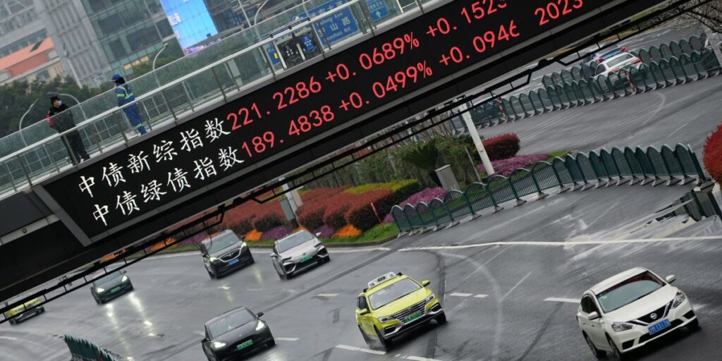 Ações de China e Hong Kong caem com cautela após fortes ganhos