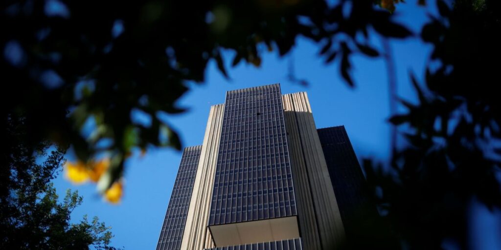 BC eleva para 70% chance de inflação estourar teto da meta em 2025