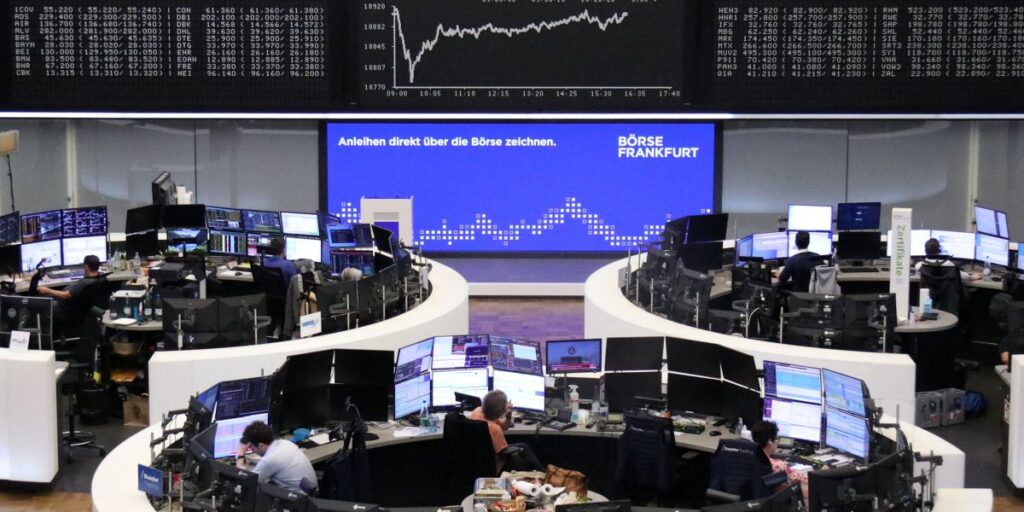 Bolsas da Europa operam em baixa à espera de tarifas de Trump