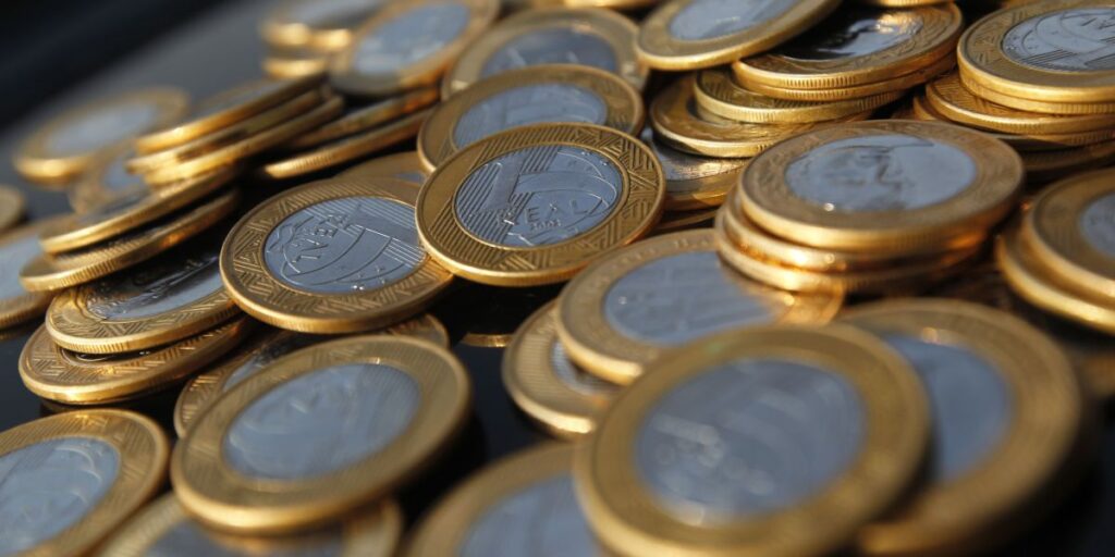 Juros futuros caem em novo dia de baixa do dólar antes de decisão do Copom