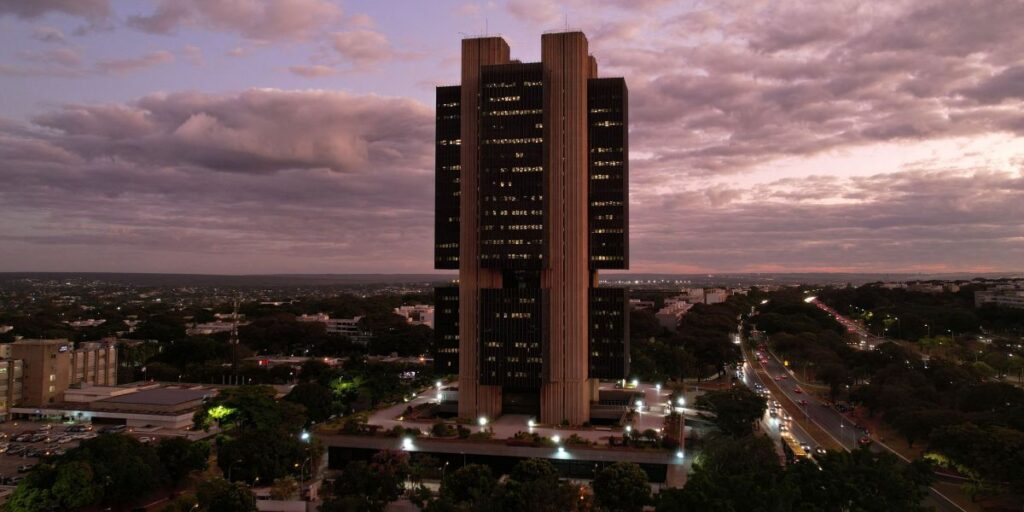 Focus: mercado mantém projeções de inflação e faz ajustes em PIB e dólar