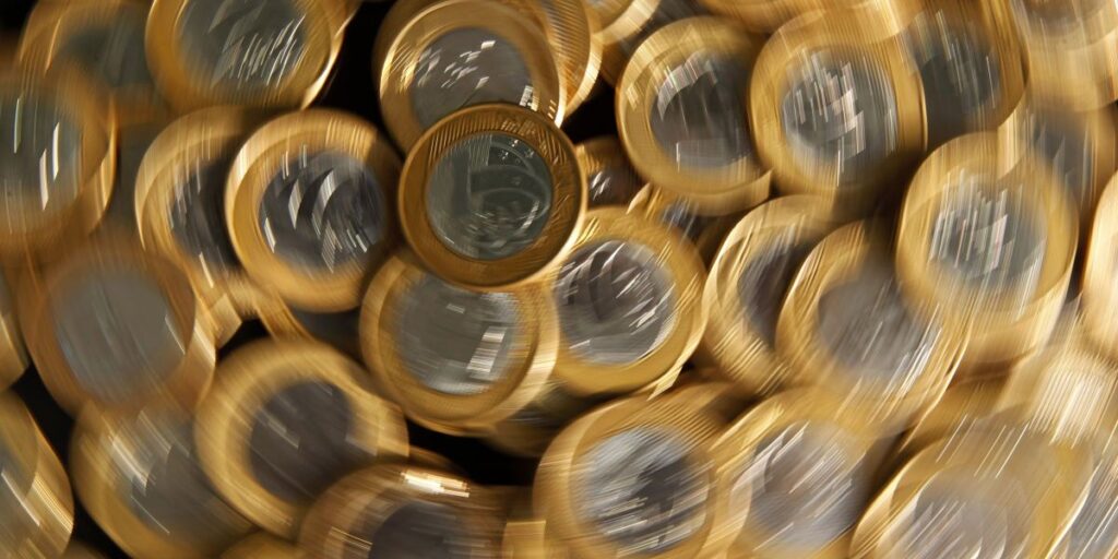Juros futuros caem com recuo do dólar no Brasil