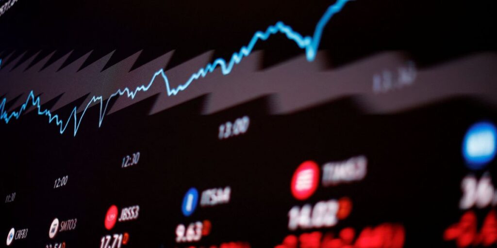 Ibovespa avança após desaceleração do IPCA-15; dólar oscila