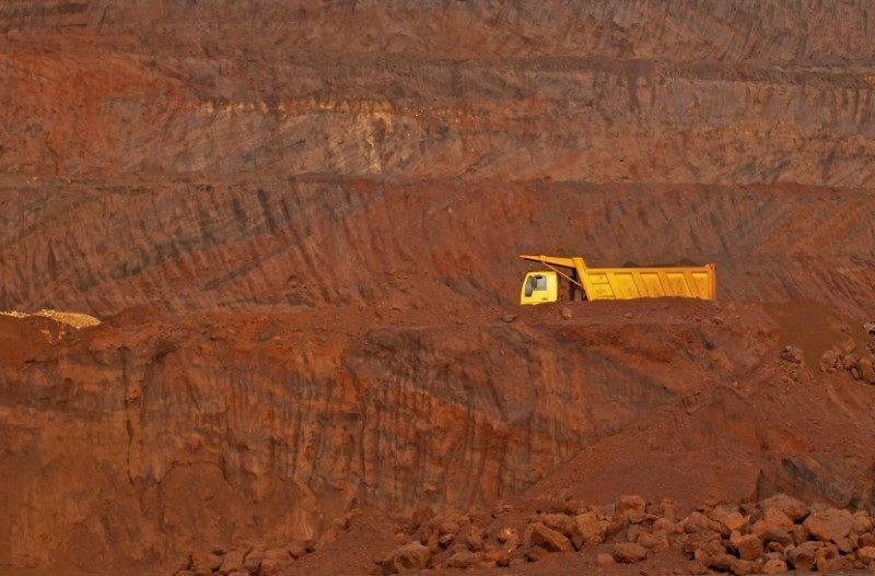 Minério de ferro cai com temores sobre corte da produção de aço da China