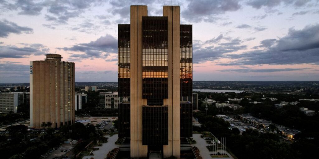 Mercado reduz projeções para inflação e PIB em 2025, mostra Focus