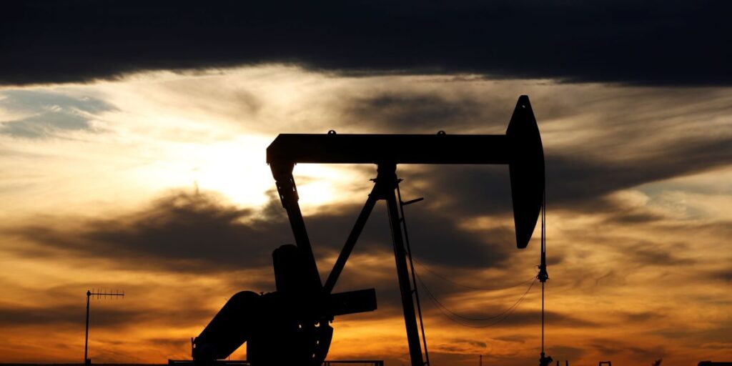 Produção de petróleo dos EUA atinge mínima de 11 meses em janeiro, diz AIE