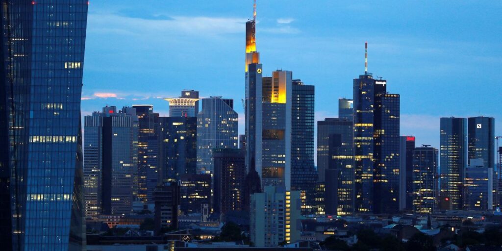 Bolsas da Europa fecham em queda após alerta de Lagarde sobre tarifas